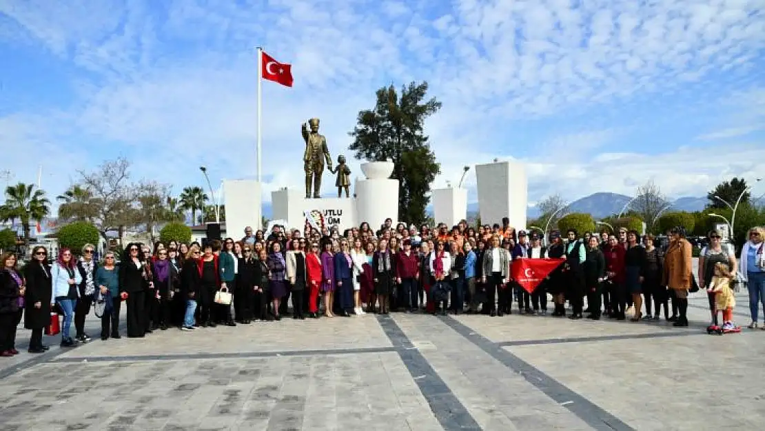 ATATÜRK ANITINA ÇELENK KOYMA TÖRENİ GERÇEKLEŞTİ