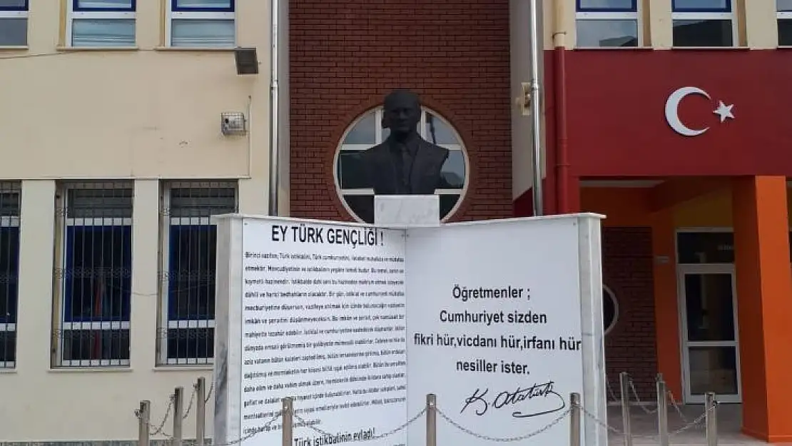 Atatürk'ün Aziz Hatırası İçin Büst ve Şeref Köşesi