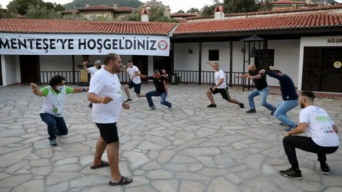 Avrupalı bisikletçiler, Zeybek oynadı