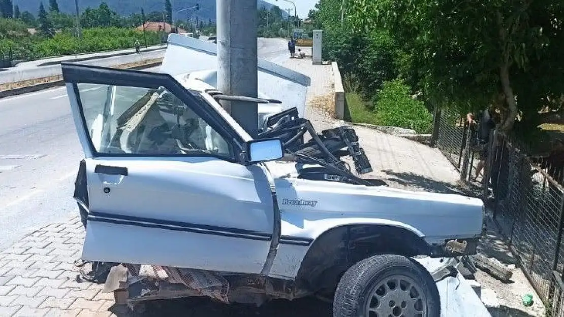 Aydınlatma direğine çarpan otomobildeki 2 kişi yaralandı