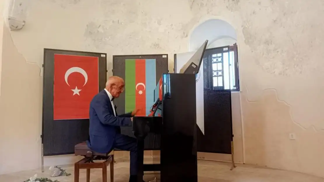 Azeri asıllı sanatçıdan deprem anısına konser