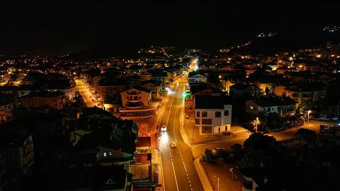 Baha Şıkman Caddesi'nde yol çizgileri çizildi