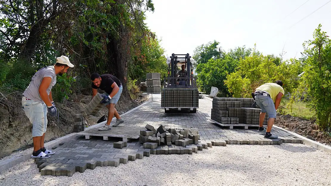 Başkan Akdenizli, Kilit Parke Taşı Döşeme Çalışmalarını İnceledi