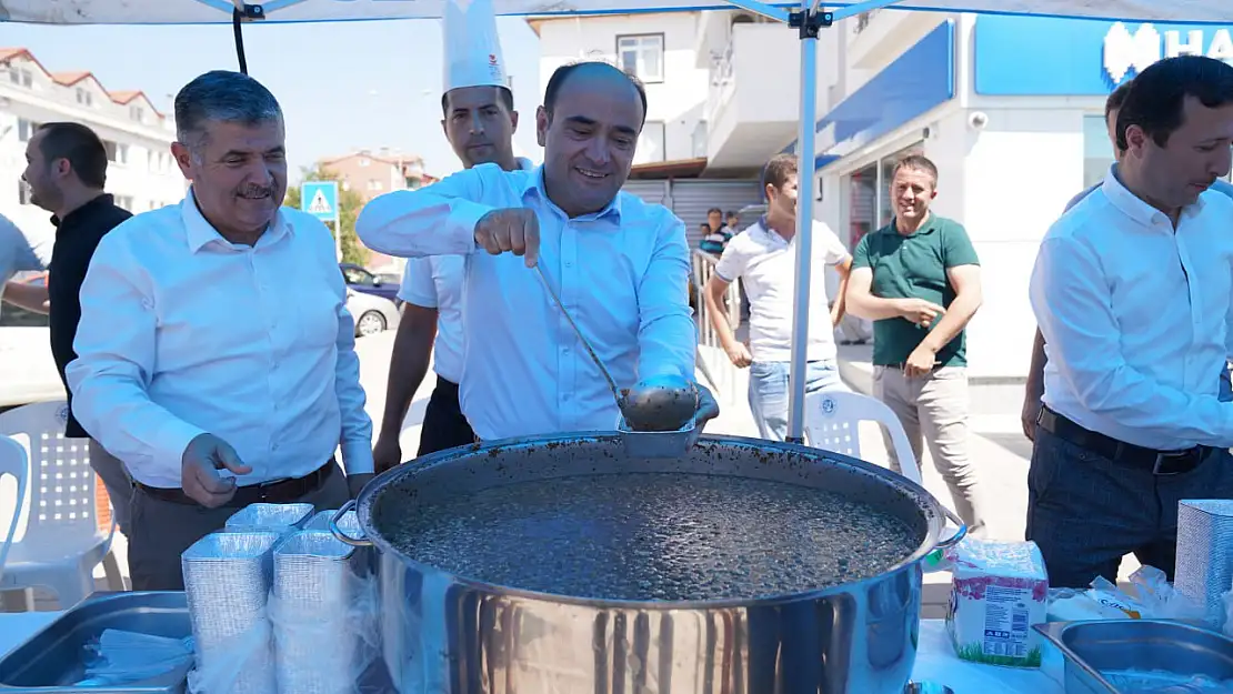 Başkan Akdenizli Vatandaşlara Aşure Dağıttı