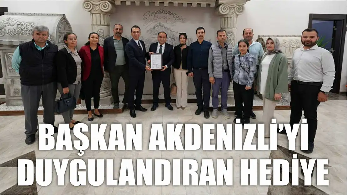 Başkan Akdenizli'yi Duygulandıran Hediye