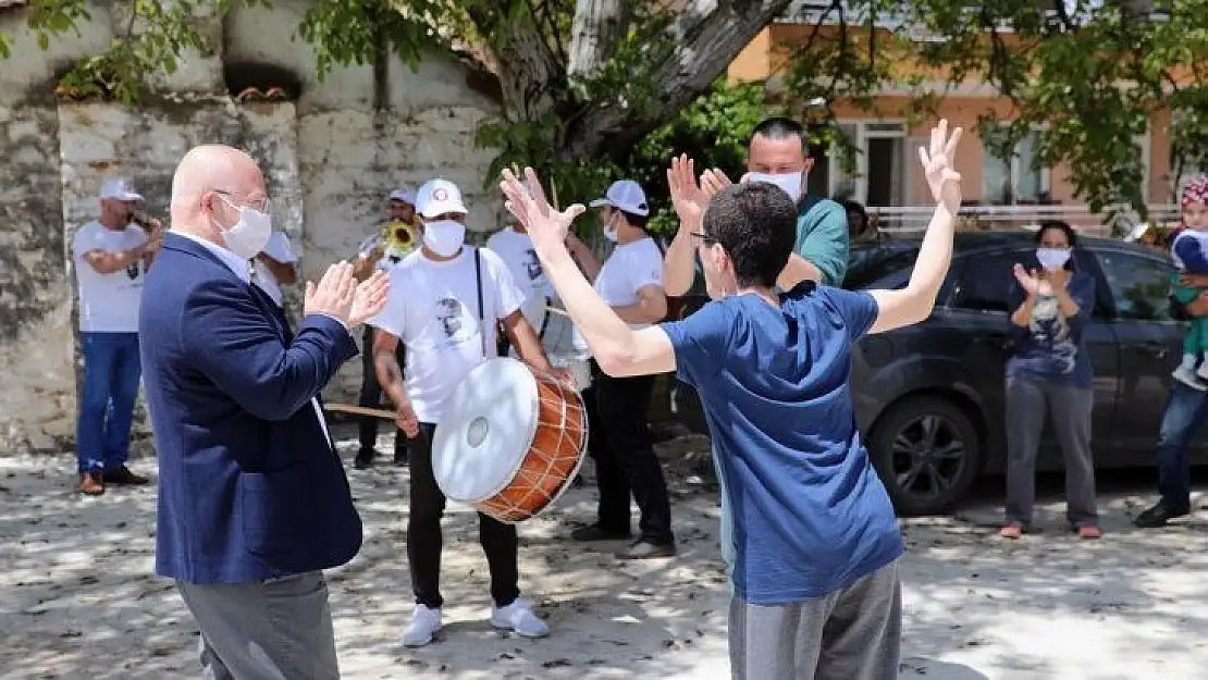 Başkan Gümüş'ten engelli gence davullu-zurnalı sürpriz