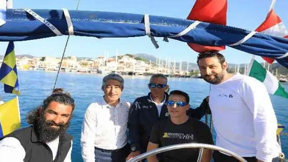 Başkan Oktay Marmaris'e gelen yelkenliyi yolcu etti