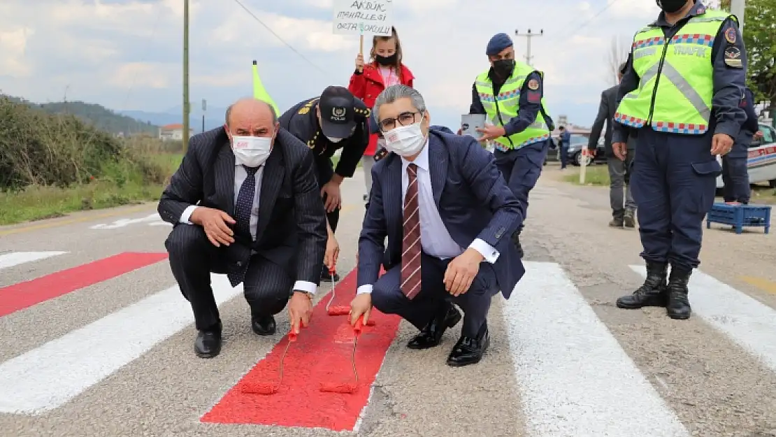 Başkan Otgöz, yaya şeridini kırmızıya boyadı