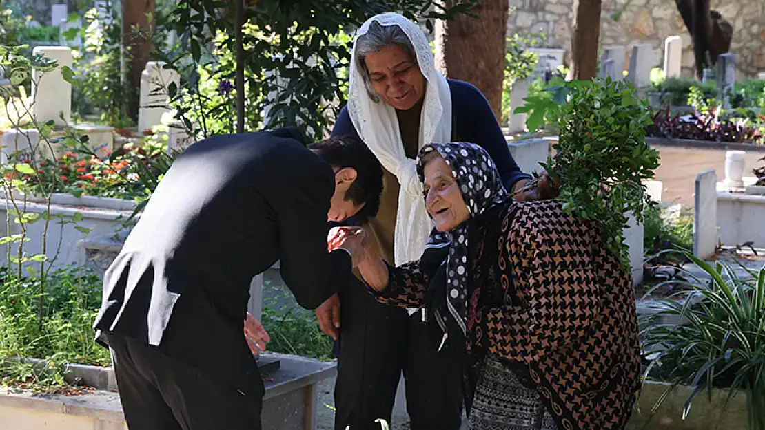 Başkan Ünlü: 'Büyüklerimize yaşamın ağırlığını hissettirmeyelim'