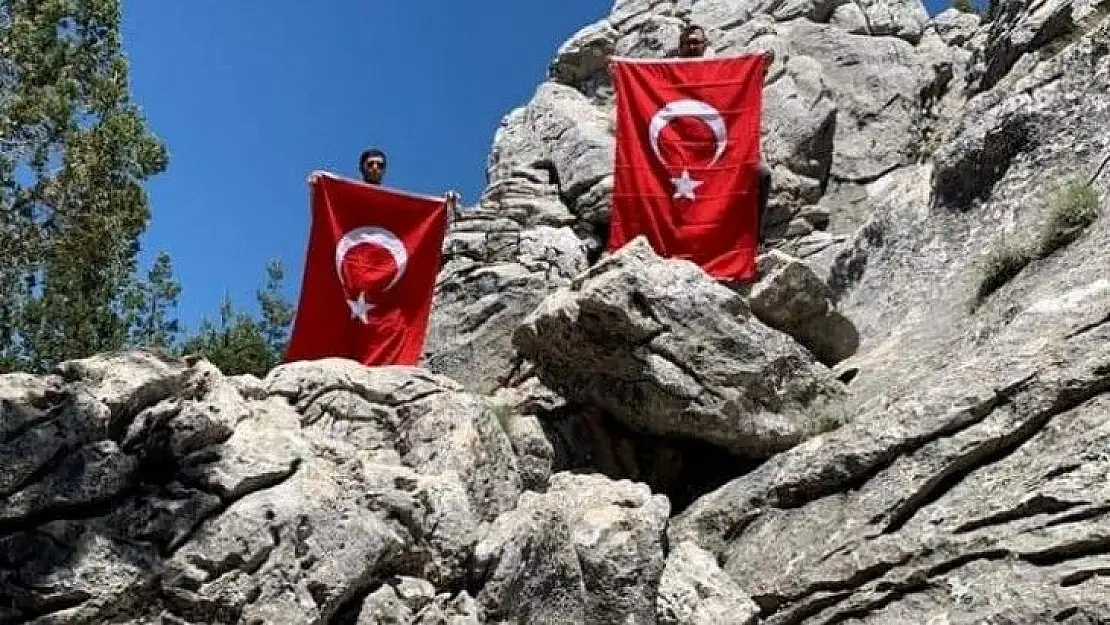 Bayrak için zirveye tırmandılar