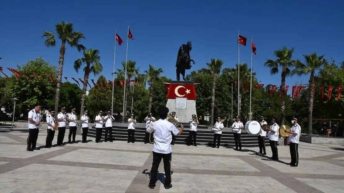 Bayram coşkusu şehir bandosuyla yaşandı