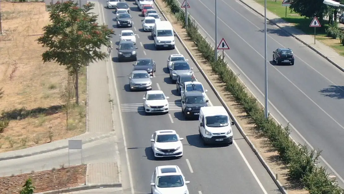 Bayram Tatili Dönüşü Başladı, Kilometrelerce Araç Kuyruğu Oluştu