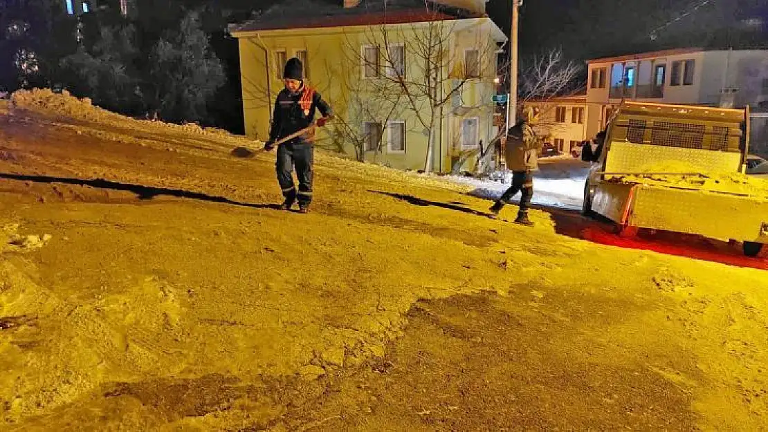 Belediye ekipleri gece de mesaiye devam etti