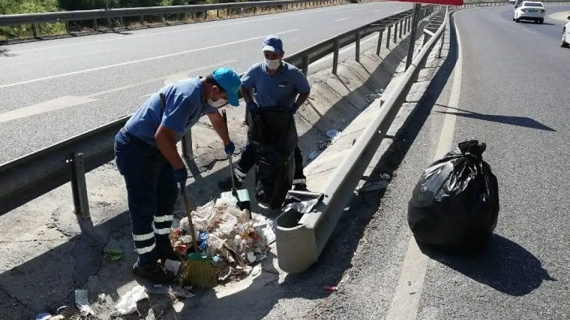 Belediye ekipleri onlarca torba çöp topladı