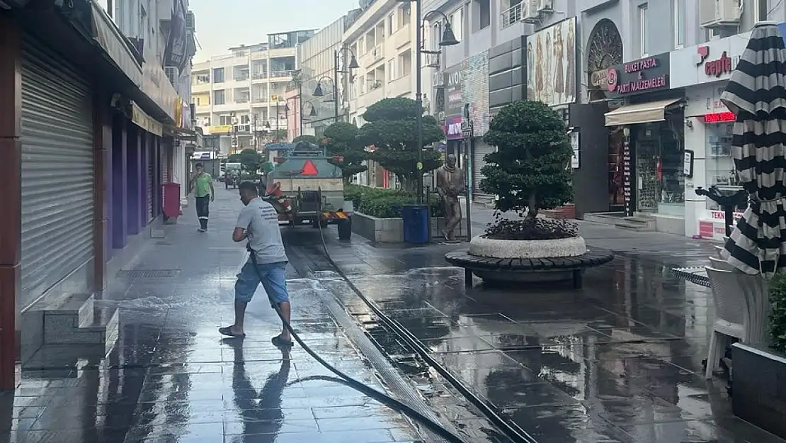 Belediye ekipleri 'Temiz Marmaris' için yoğun mesai yaptı