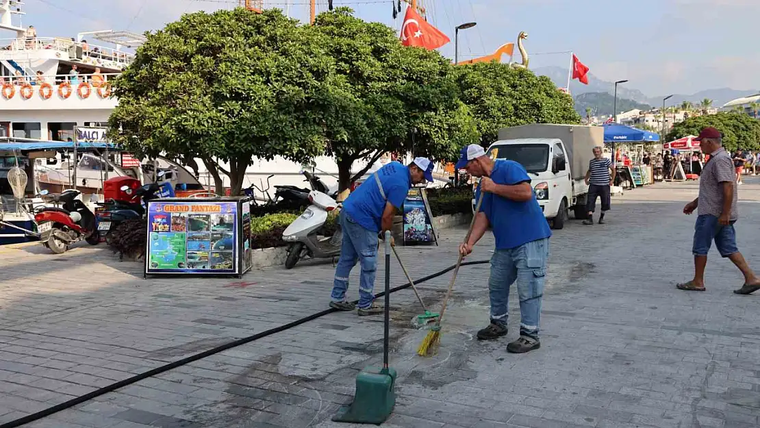 Belediye ekiplerinden yoğun temizlik mesaisi