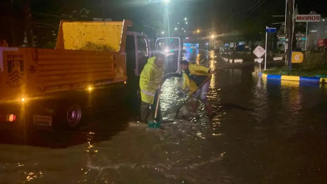 Belediye ekiplerinin yağmur mesaisi