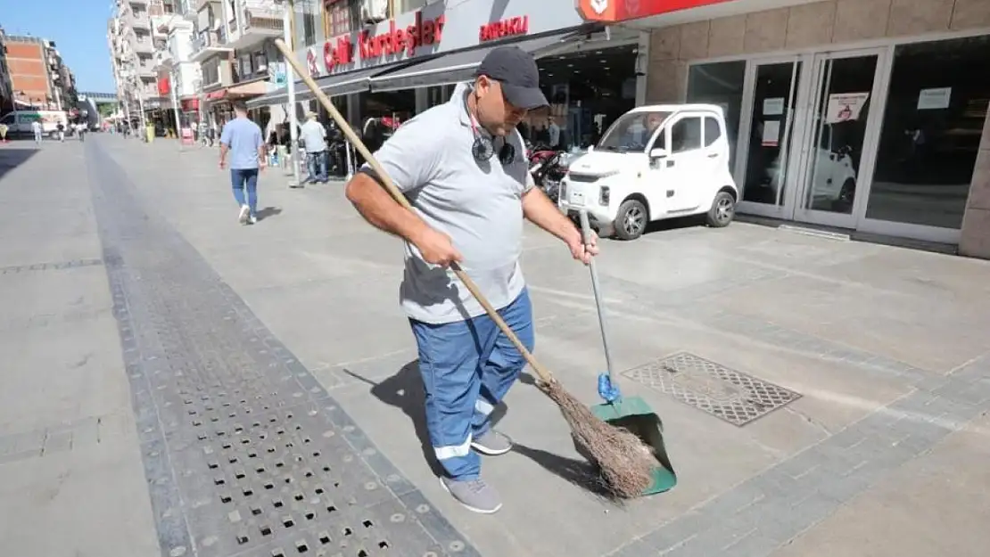 Belediye işçisi sokakta bulduğu parayı sahibine teslim etti