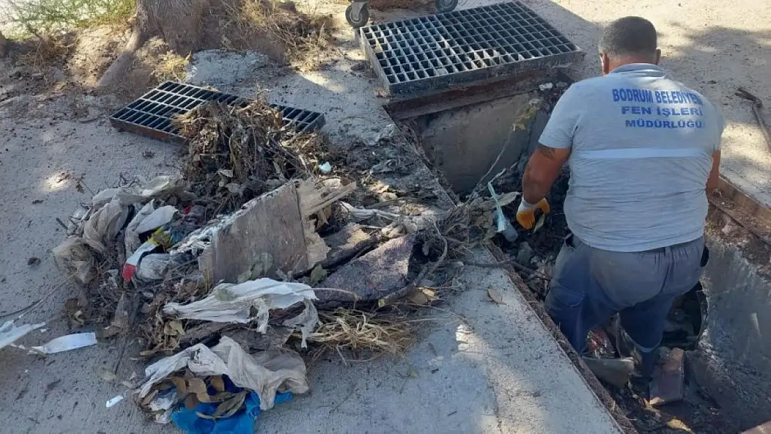 Belediyeden kanal açma ve temizlik çalışması