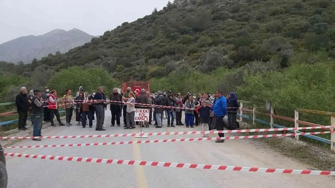 Belediyenin altı yıl önce kapattığı yol mahalleliyi çileden çıkardı