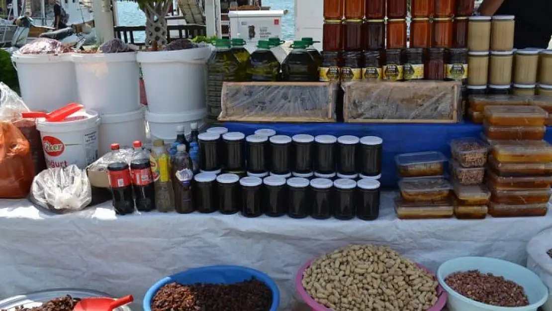 Beşkaza Meydanı'ndaki stantlar ilgi görüyor