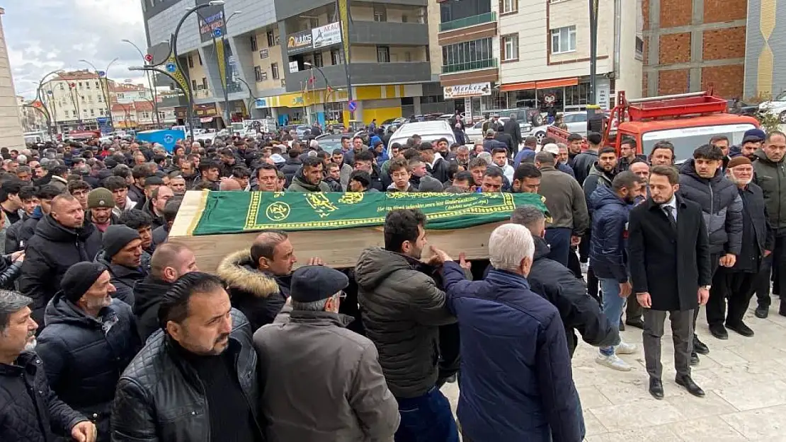 Bıçaklanarak hayatını kaybeden üniversiteli genç son yolculuğuna uğurlandı