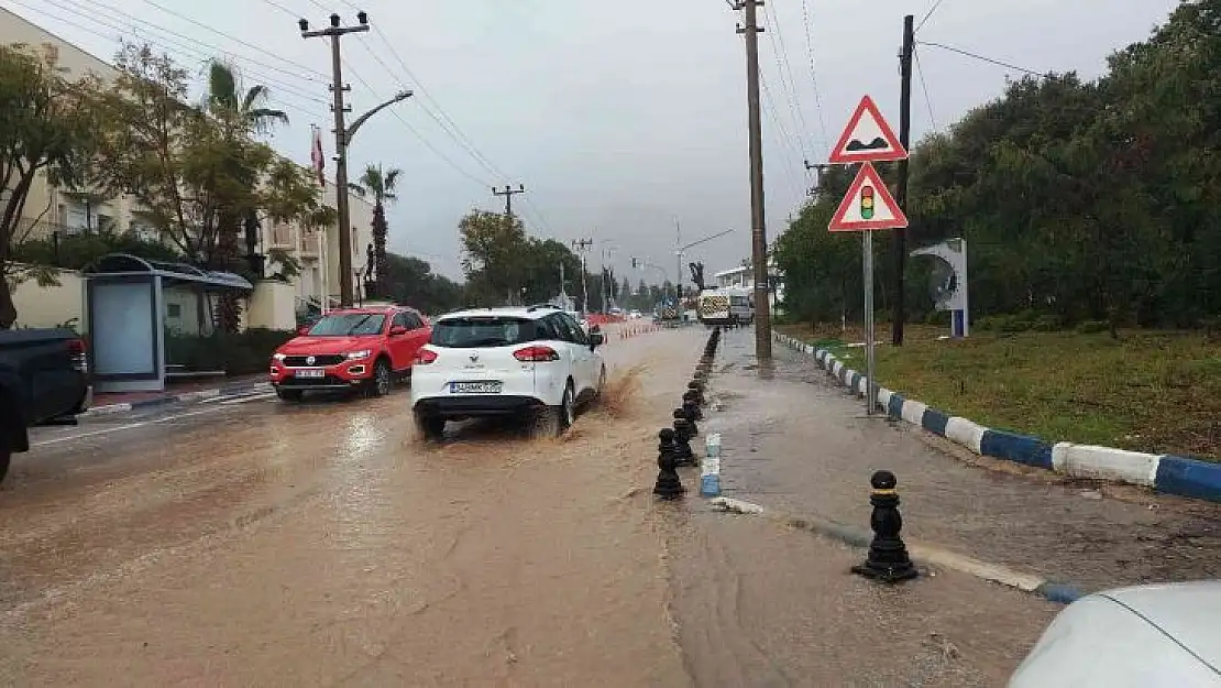 Bir anda bastıran yağmur cadde ve sokakları göle çevirdi