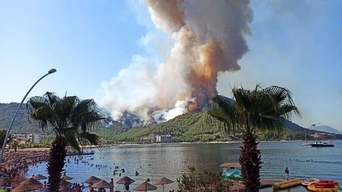 Bir yanda yangın, diğer yanda deniz keyfi