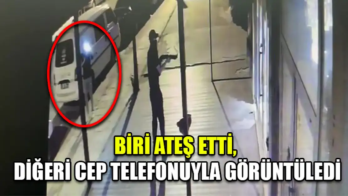 Biri Ateş Etti, Diğeri Cep Telefonuyla Görüntüledi