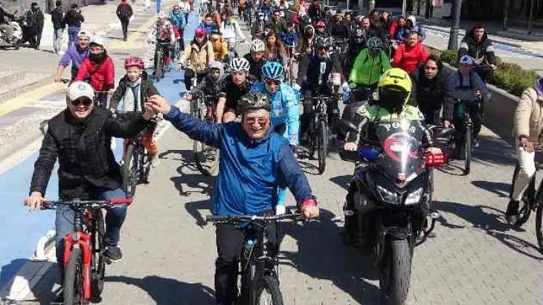 Bisikletleri ile geldiler, fidan diktiler, etkinliği şölene çevirdiler