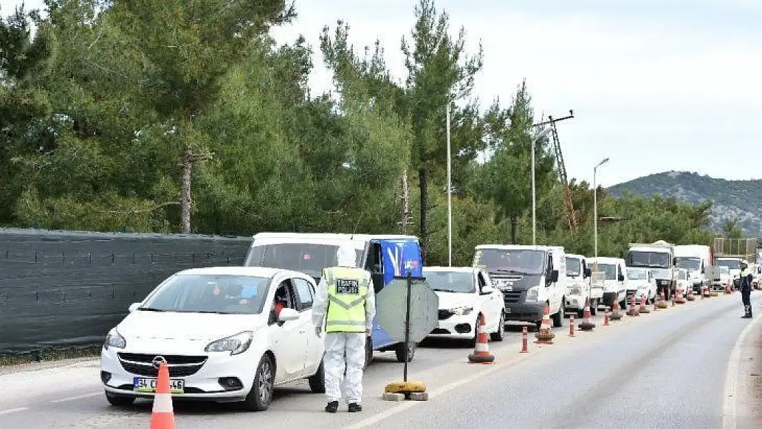 Bodrum'a günde 12 bin araç, bir ayda 100 bin tatilci akın etti