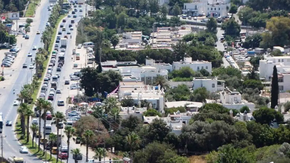 Bodrum'a tatilci akını başladı: Trafik kilitlendi, sahillerde adım atacak yer kalmadı