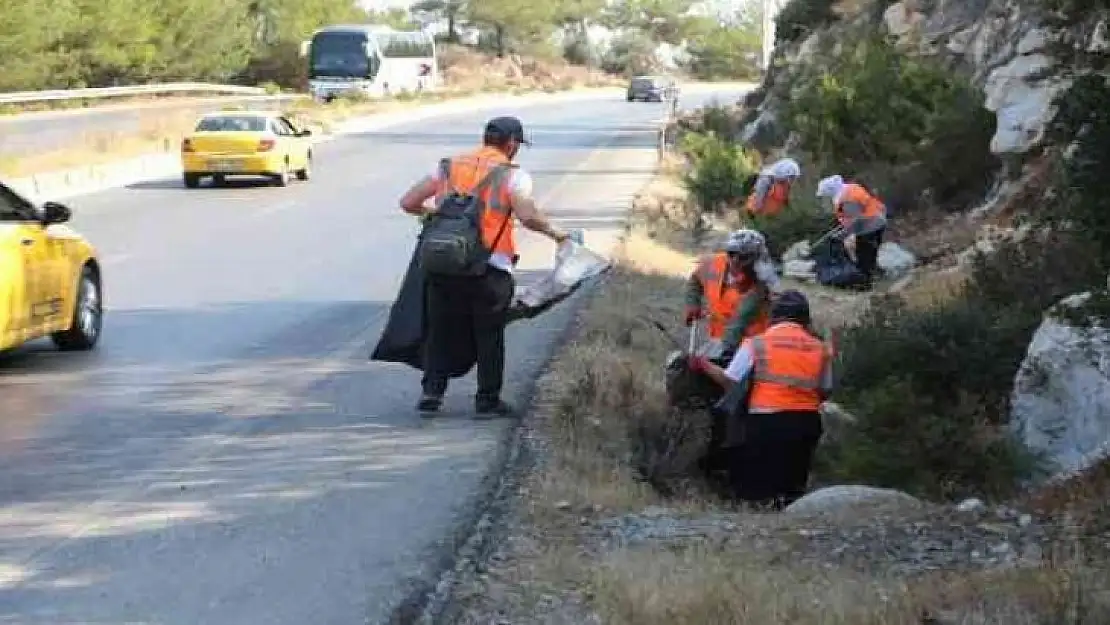 Bodrum, araçlardan atılan çöplerden arındırılıyor