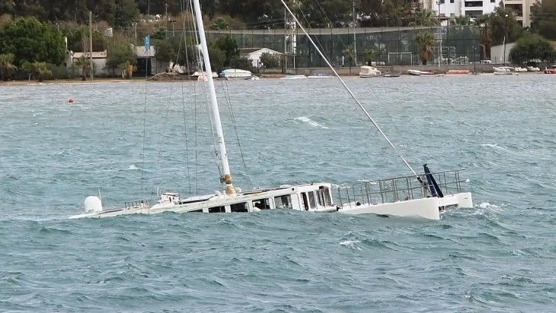 Bodrum'da çıkan fırtına milyonluk tekneyi alabora etti