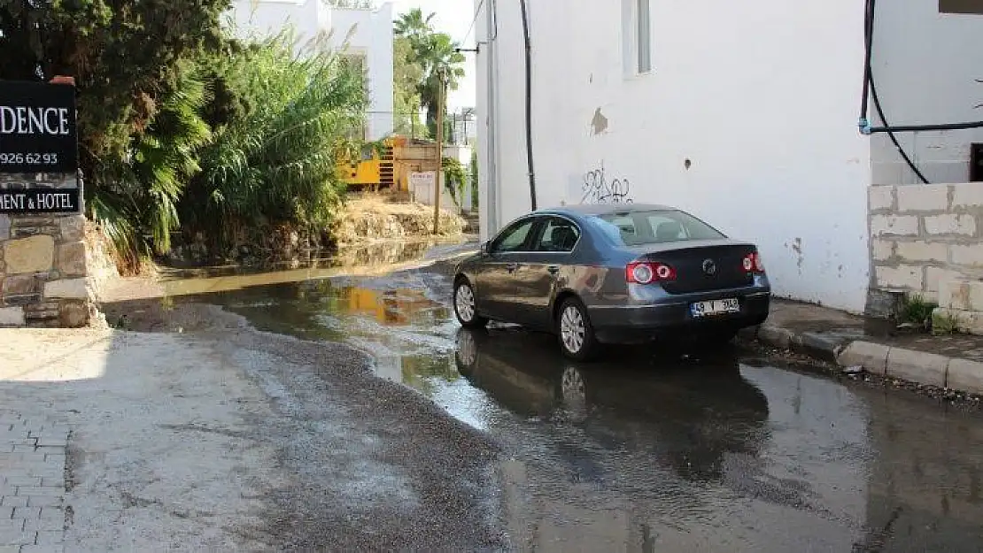 Bodrum'da dere yatağı taştı, otomobil derede sürüklendi