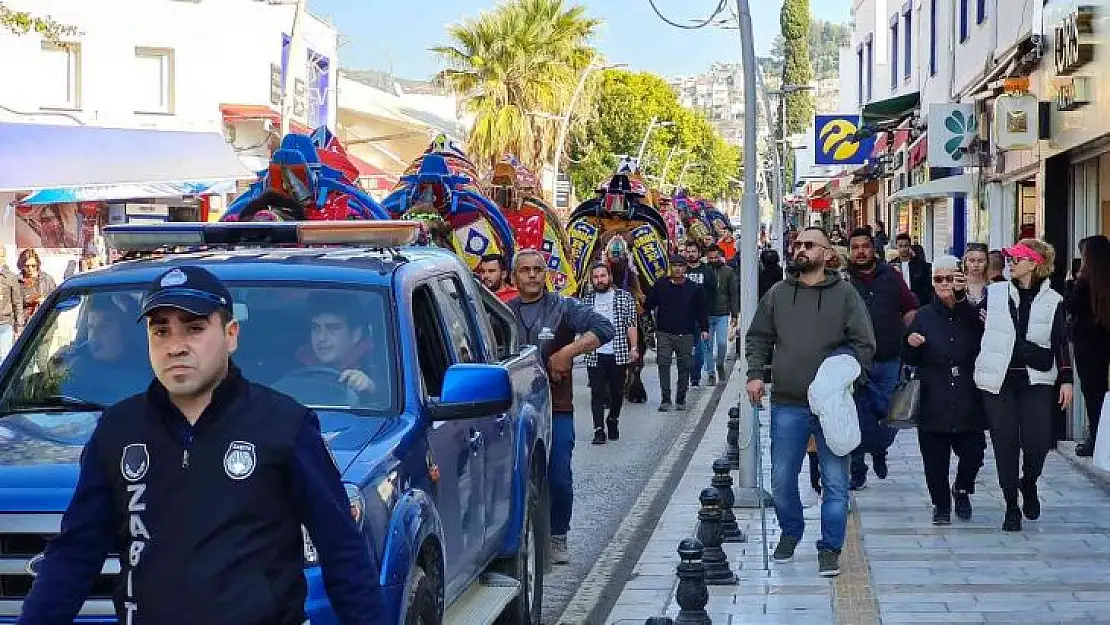 BODRUM'DA DEVELİ KORTEJ YÜRÜYÜŞÜ RENKLİ GÖRÜNTÜLER OLUŞTURDU