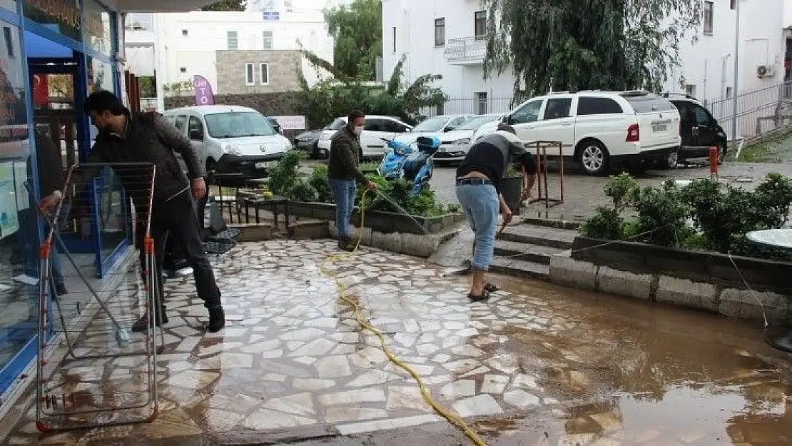 Bodrum'da dükkanlar sular altında kaldı