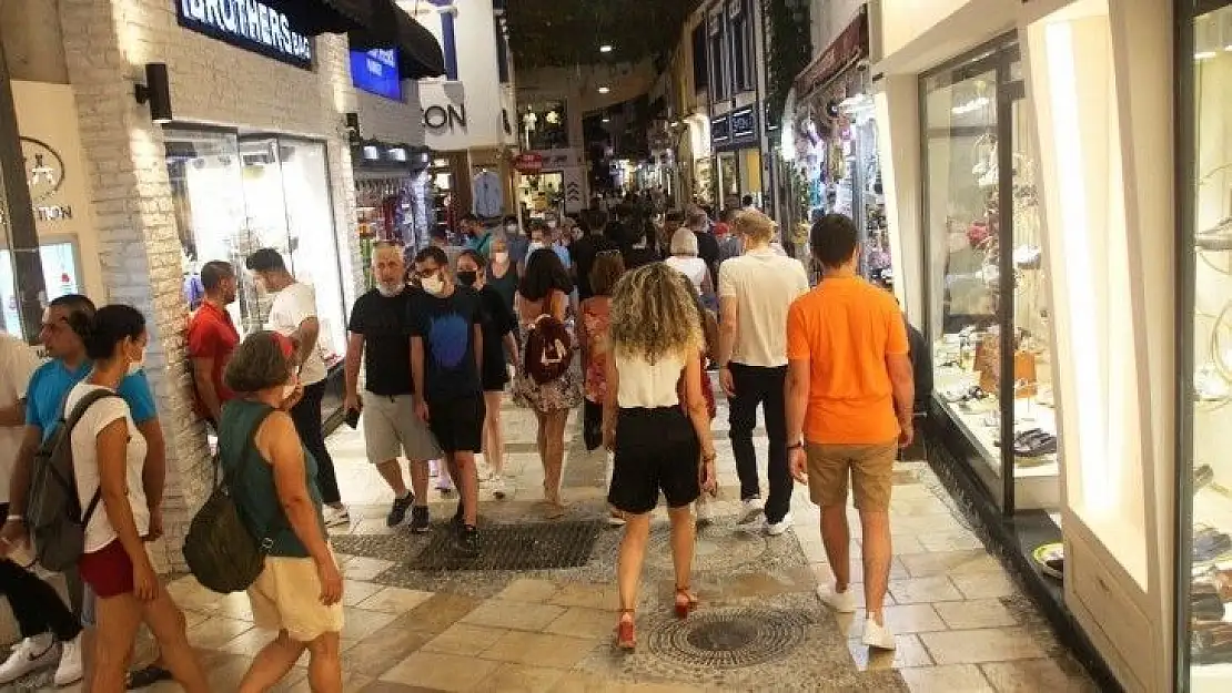 Bodrum'da eğlence mekanları yasakların kalkmasıyla doldu taştı