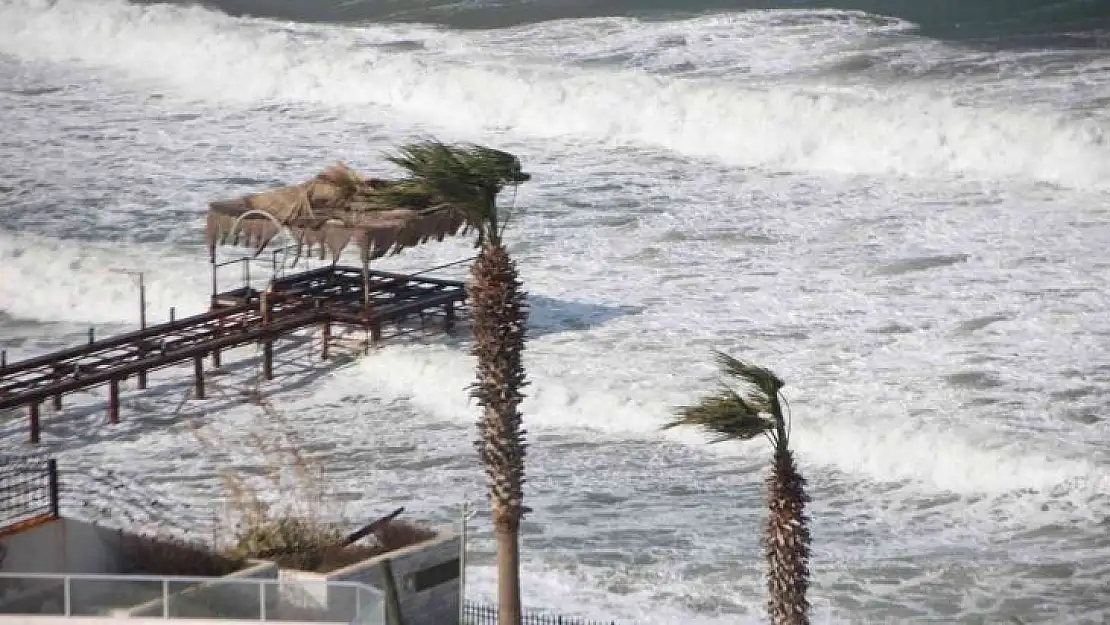 Bodrum'da fırtına 74 kilometre hıza ulaştı