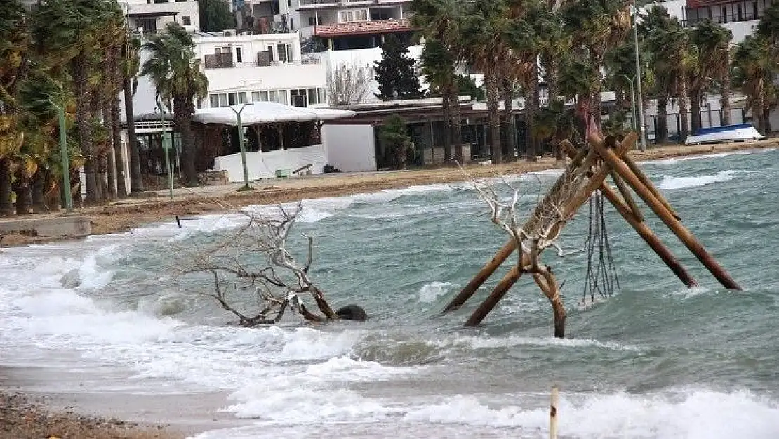 Bodrum'da fırtına nedeniyle feribot seferleri iptal edildi, deniz kahverengiye döndü