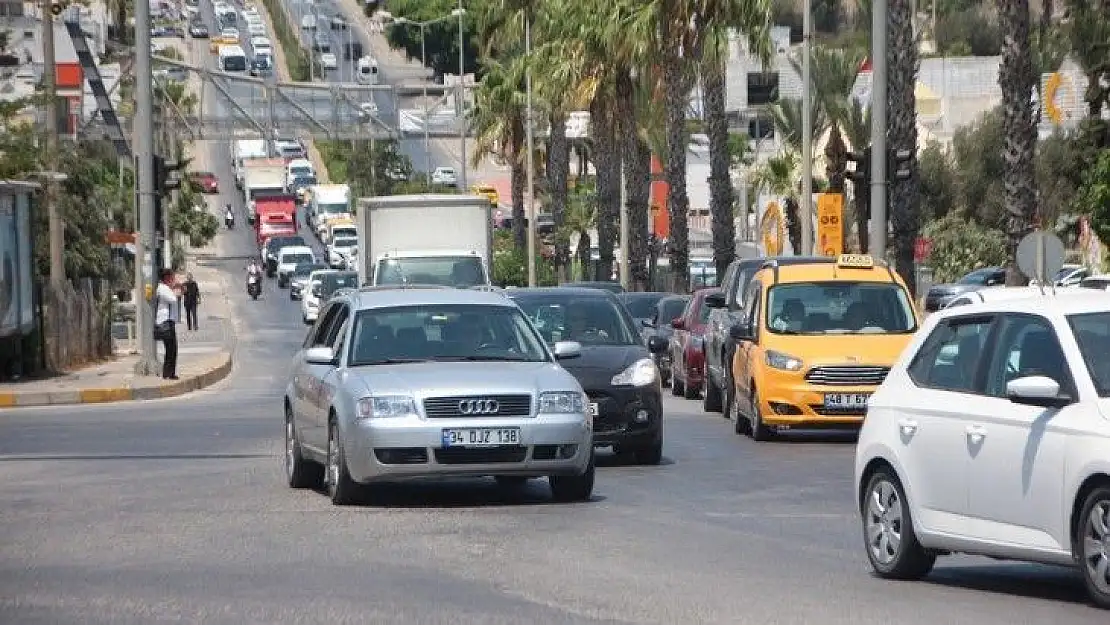 Bodrum'da kilometrelerce uzunlukta araç kuyruğu oluştu