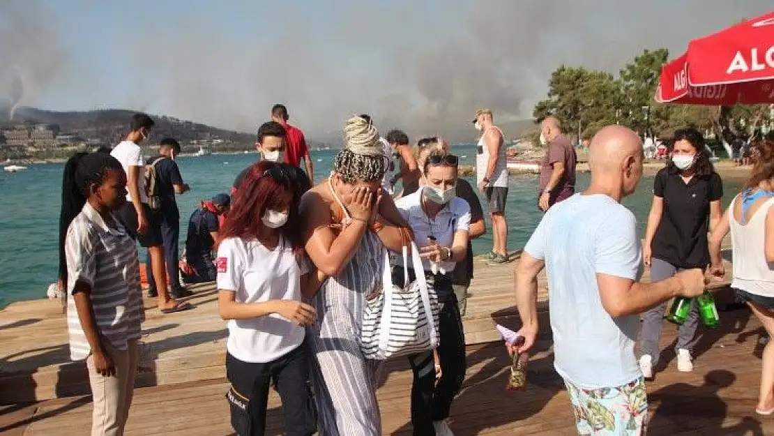 Bodrum'da orman yangınında otellerden 3 bin kişi tahliye edildi