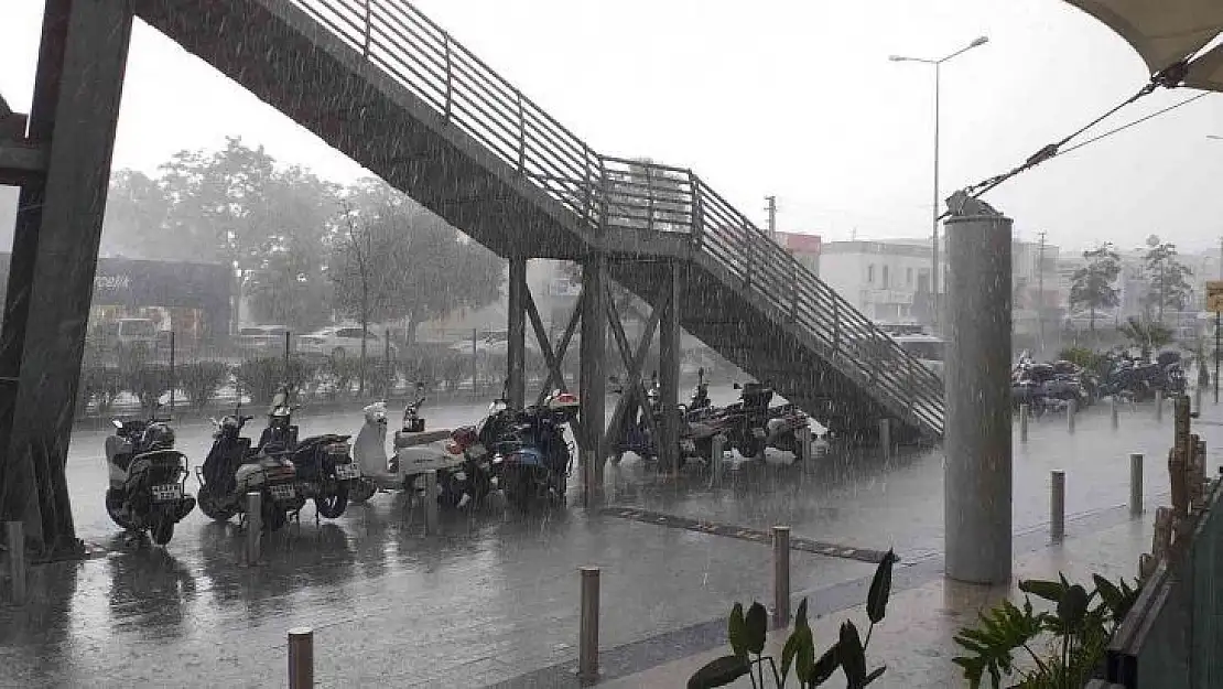 Bodrum'da sağanak yağış etkili oluyor