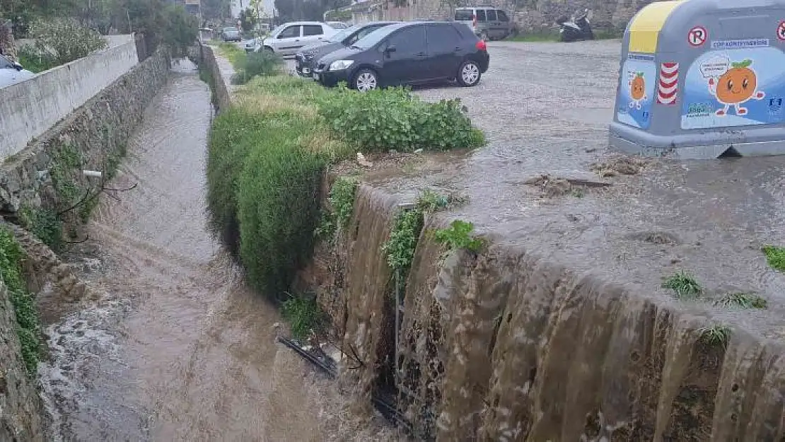 Bodrum'da sağanak yağış etkili oldu