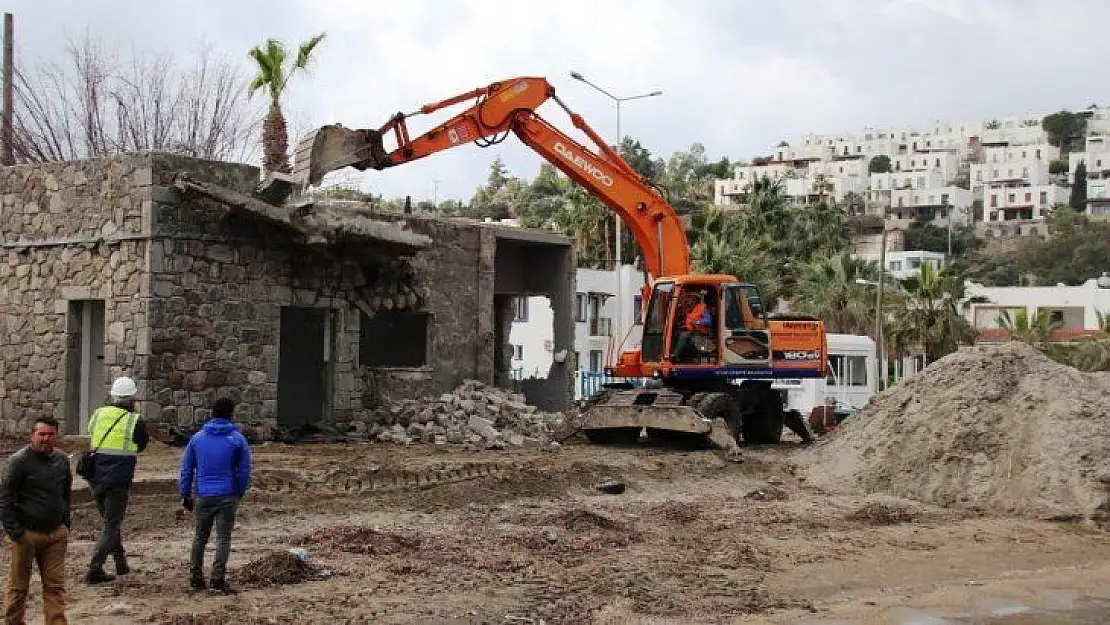 Bodrum'da sahilde bulunan kaçak bina yıkıldı