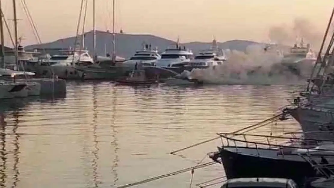 Bodrum'da tekne alev alev yandı