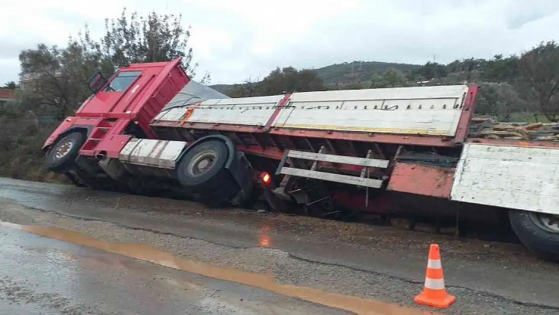 Bodrum'da tır, su kanalına girdi