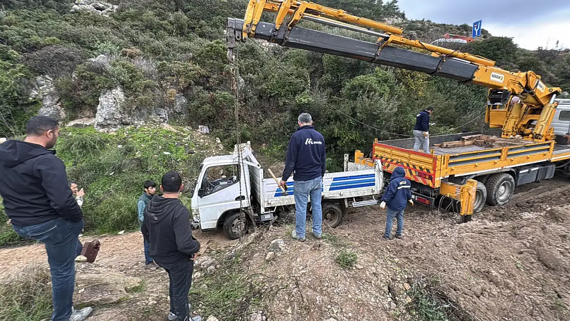 Bodrum'da uçuruma devrilen kamyonetteki 3 kişi yaralandı