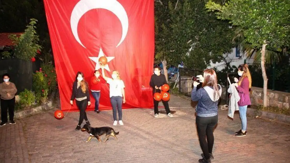 Bodrum'da vatandaşlar balkonlara sığmadı sokaklara taştı