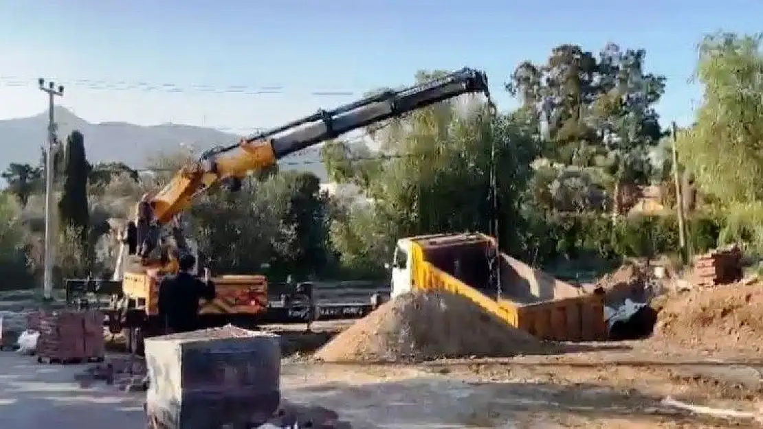 Bodrum'da yol çöktü, kamyon içine düştü